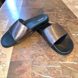 Women’s SZ 8-9 OLD NAVY Platinum Open Toe Mules